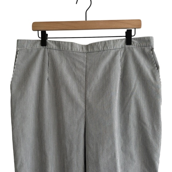 Alfred Dunner Seersucker Striped Pull On Pants 16W Gray White Cropped Coastal - Picture 2 of 13